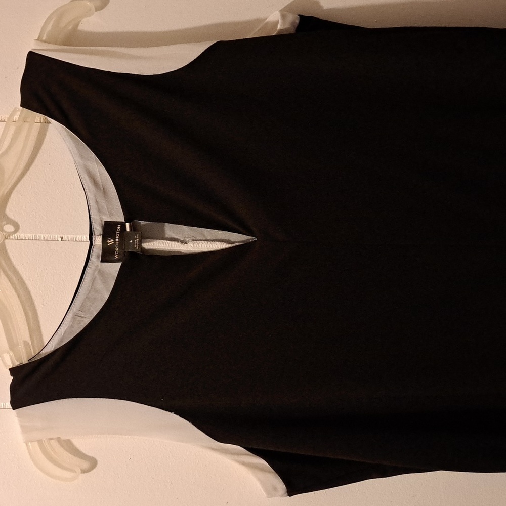 Hello am selling a Worthington  blouse